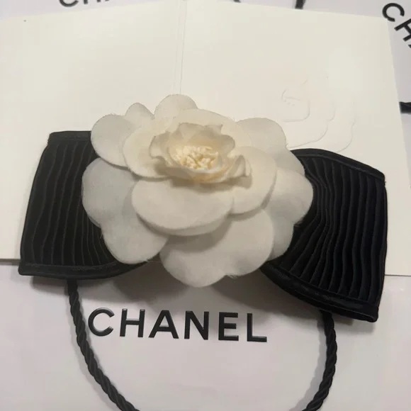 CHANEL Black and White Camellia Hair Accessories Chanel Paris 1990 main image 3